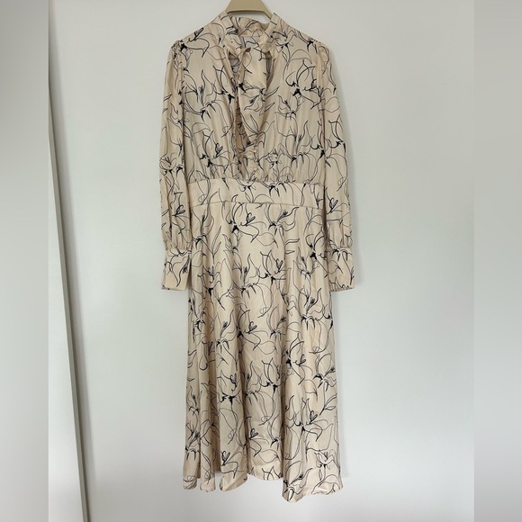 Dresses & Skirts - 2 for 10$!!!! ☀️🍦🍨 Tie neck floral dress with side zip